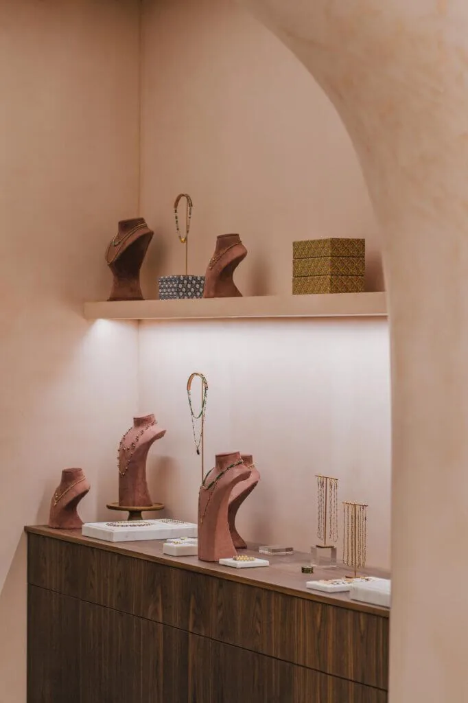 Rénovation bijouterie — étagère sur mesure